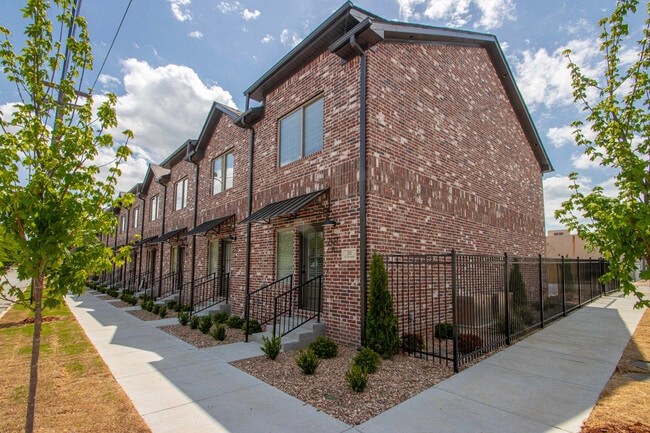 Building Photo - 201 E 17th St