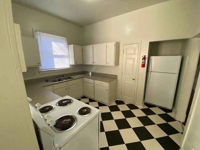 Photo - Spacious Duplex Unit Near Duke and Downtown / All Appliances and Fenced Backyard Unidad B