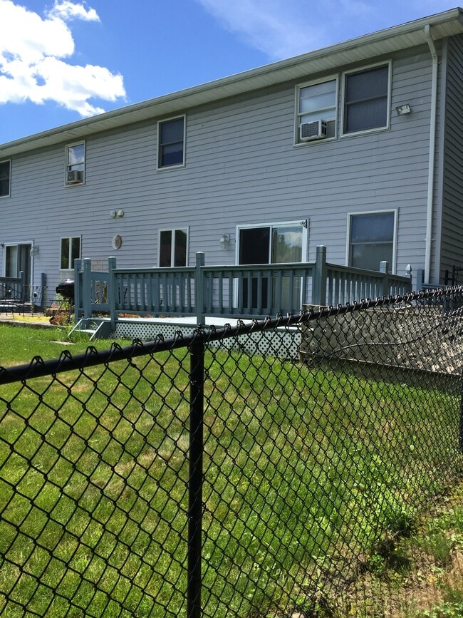 back yard - 988 Taft Ave Apartments Unit B