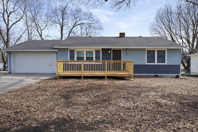 Photo - Beautiful 2 bedrooms and 2 baths with vanity located on S Hawthorne Ave in Independence, convenie...