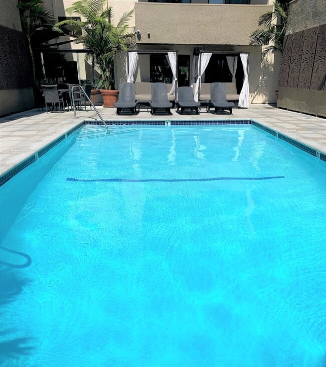 Building Photo - 11050 Strathmore Dr Unit 1