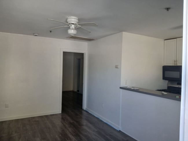 Building Photo - 823 W 43rd Pl Rental