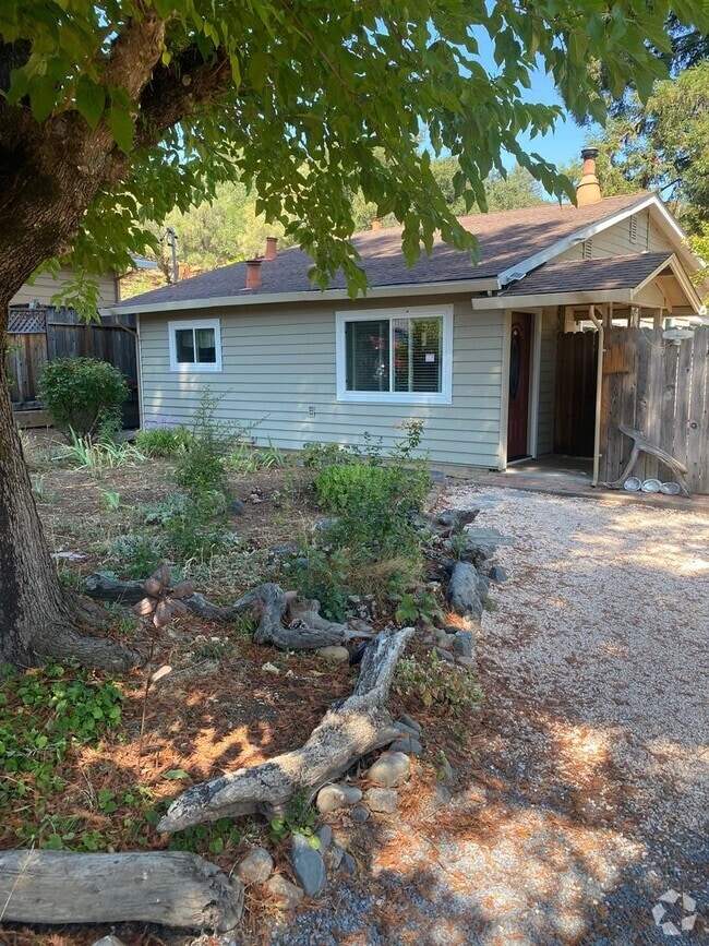 Building Photo - Charming 2 bedroom, 1 bathroom house with ...