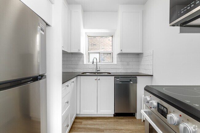 2BR, 1BA - 885SF - Kitchen - 1650 Bathurst St