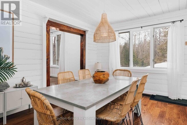 Photo - 1972 Limberlost Rd