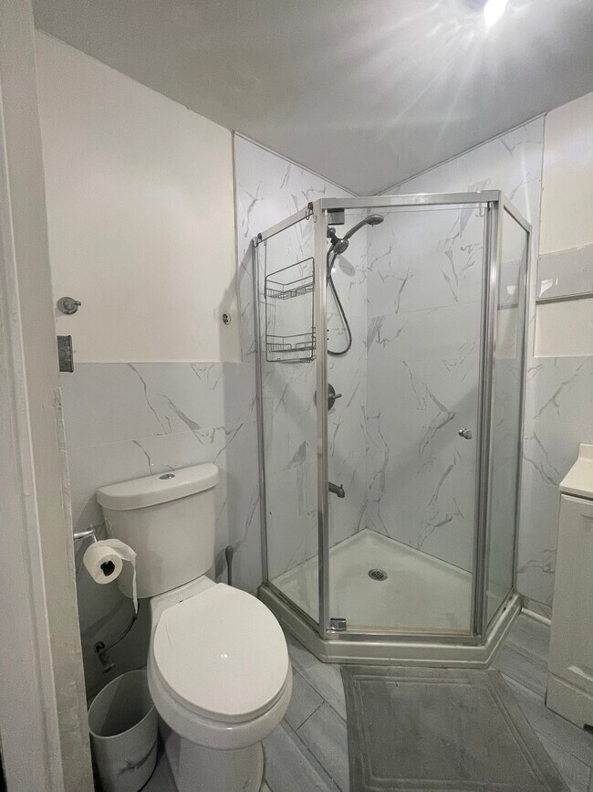 Photo - 1014 E 82nd St Unidad Apt#B-1