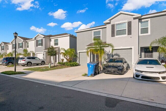 Photo - "Spacious 3-Bedroom Townhouse Oasis with 2.5 Baths in Serene Apollo Beach!"