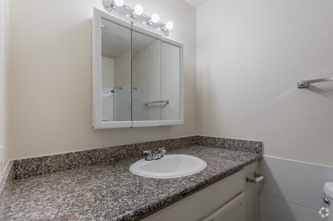 Studio, 1BA - 450 SF
