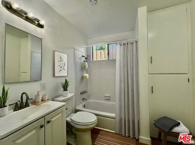 Photo - 533 W 75th St Unit 3