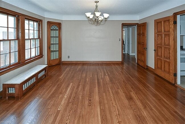 Living room - 18414 Newell Rd Unit 2