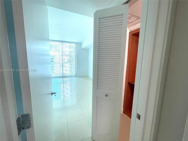 Photo - 218 SE 14th St Unidad 1004