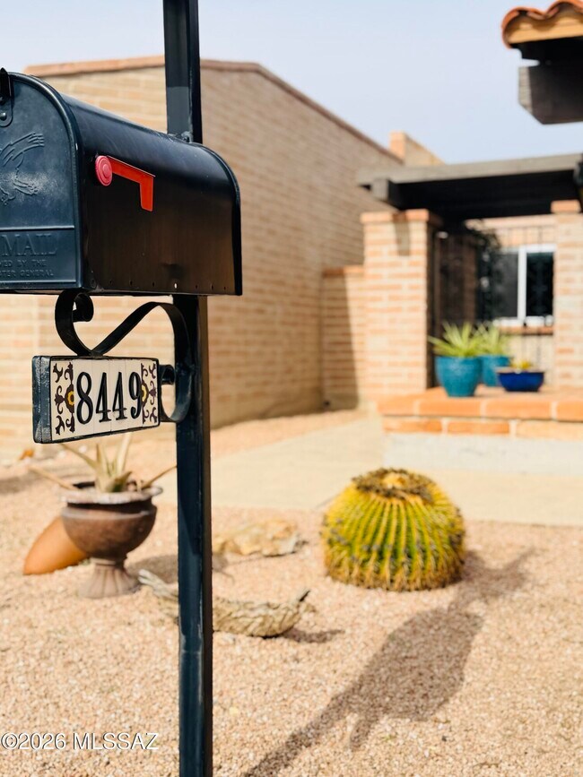 8449 N Vía Tioga
