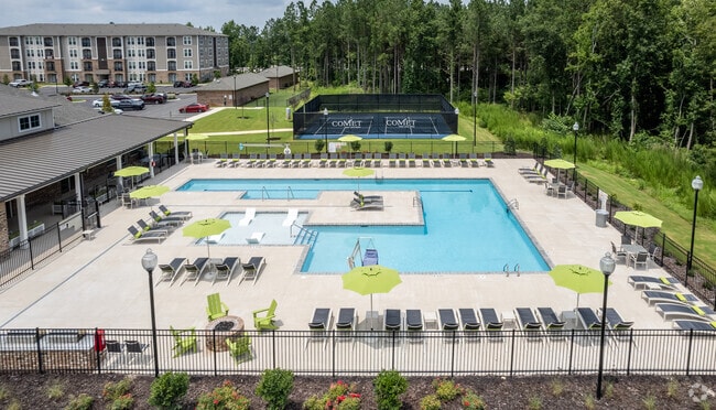 Área de piscina - Comet West New Bern