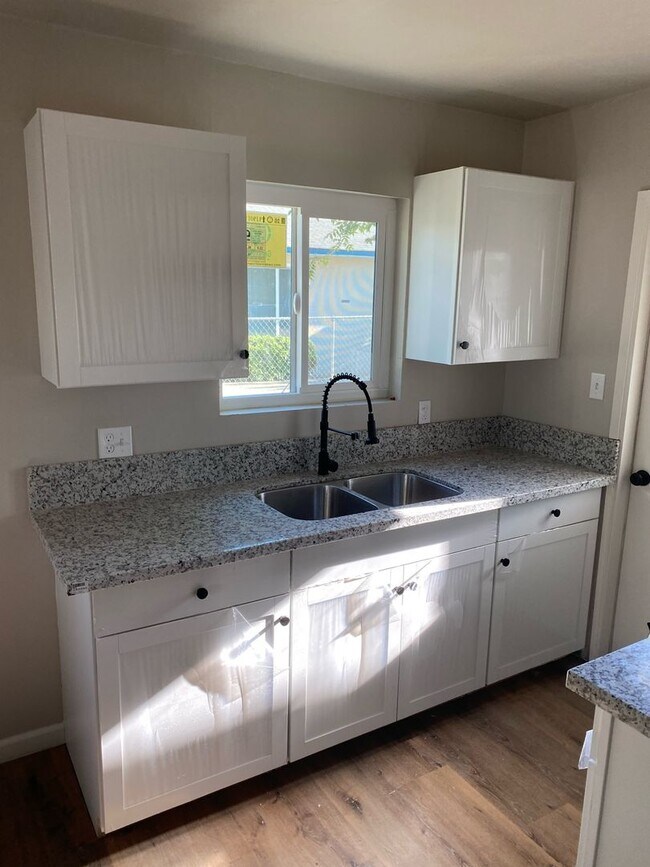 Photo - 409 -410 -208 Albert Ave. Unidad 208 1/2 Albert Ave