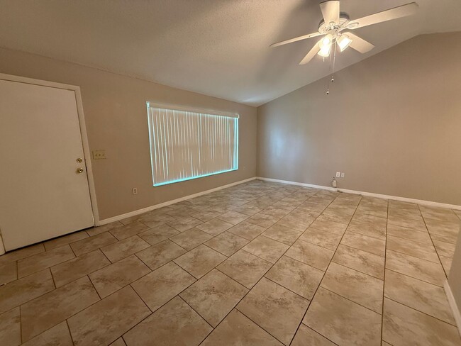Photo - Spacious 2 Bedroom, 2 Bath, 2 car garage Home For Rent in New Port Richey!