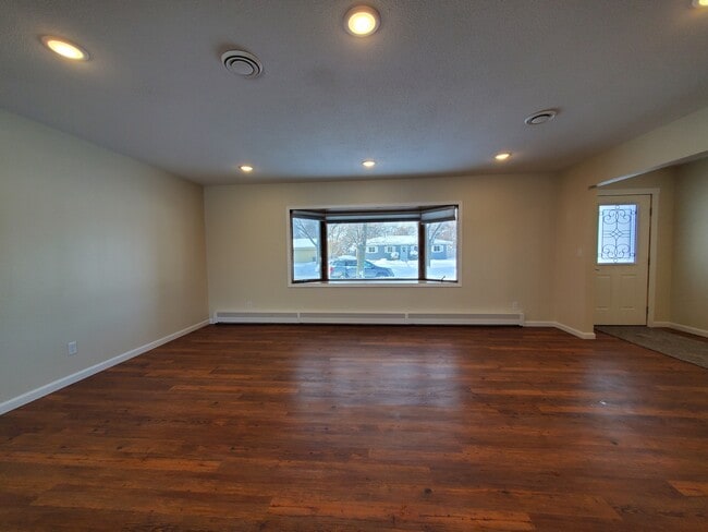 Photo - 2861 Longfellow Rd N