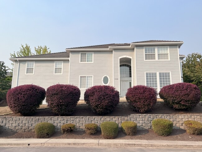 Building Photo - 1510 NW Gregory Dr Rental