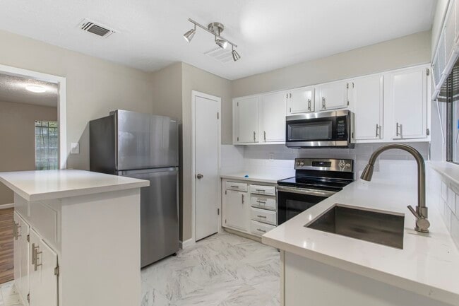 Building Photo - 6602 Indian Lake Dr