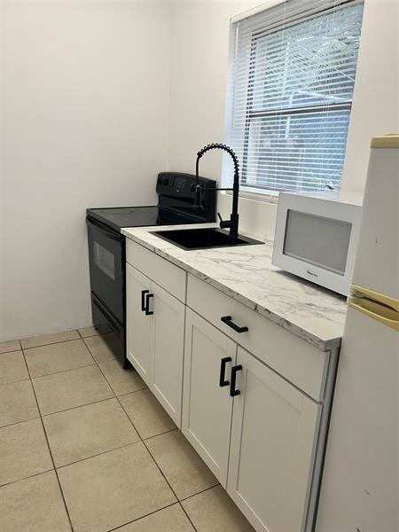 Photo - 117 SE 4th St Unit 2 - Side