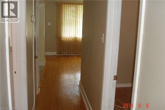 Photo - 742 Garth St