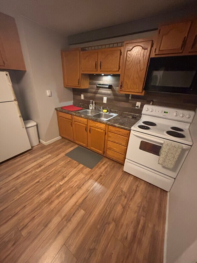 Photo - 311 Railroad St Unidad Apt. B