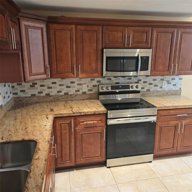 Building Photo - 626 NE 195th St