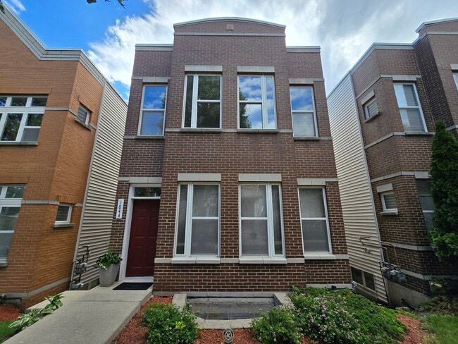 Building Photo - 1844 N Lockwood Ave Unit B