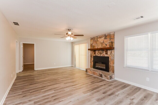 Photo - 796 Greenwood Trail SE