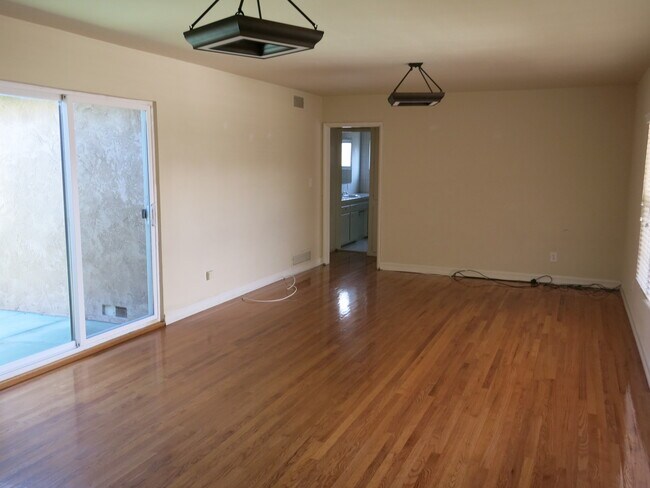 Photo - SDSU - 5 Bedrooms / 2 1/2  Bathrooms Large house in walking distance to SDSU - Perfect for two sm...