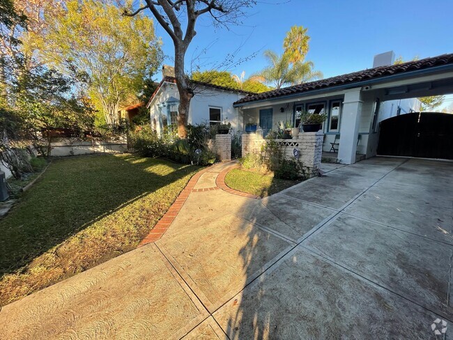 Building Photo - Spacious Three Bedroom Hollywood Golden Er... Rental