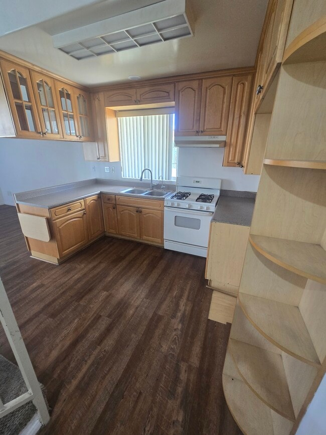 Building Photo - 335 E Providencia Ave Unit 101