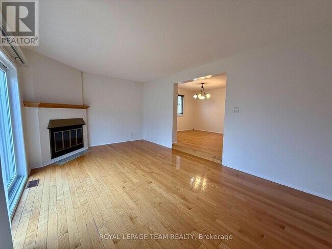 Photo - 128 Pinetrail Crescent