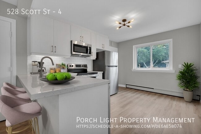 Photo - Private Laundry. Private AC. Balcony. Available Parking. Modern Renovations. Excellent location. Unit 4