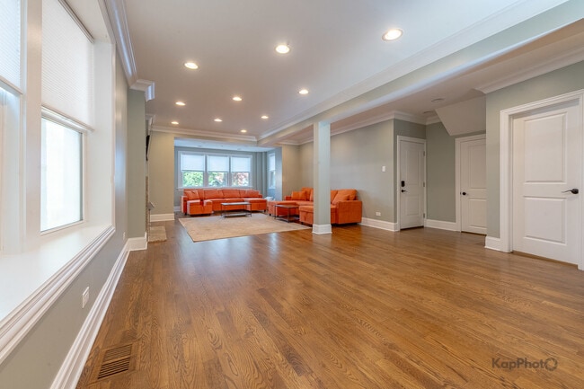 Photo - 3639 N Troy St Unidad 2