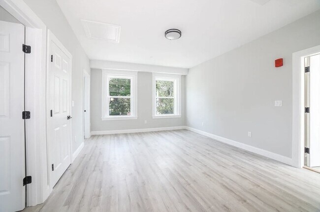 Photo - 566-572-572 Main St Unidad 205