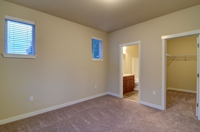 Building Photo - 3 Bed Unit 1643 Burnside Place C