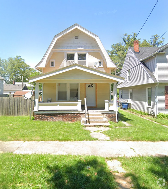 Building Photo - Spacious 3 Bedroom Home