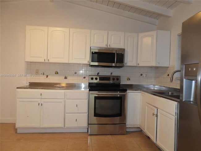 Building Photo - 1572 NE 149th St Unit A