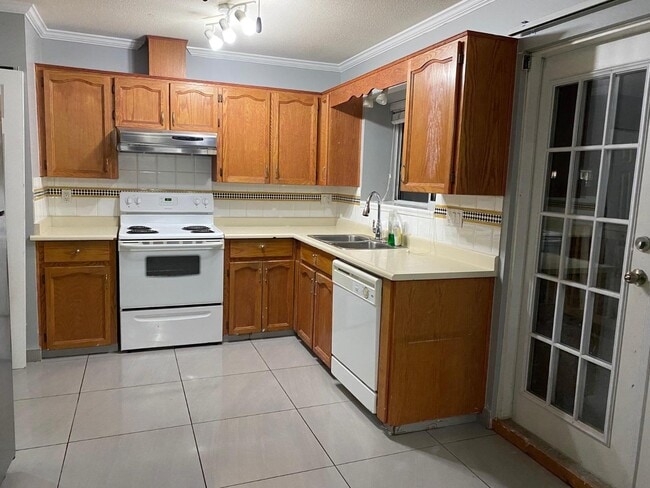 Photo - 6171-6192 192 St