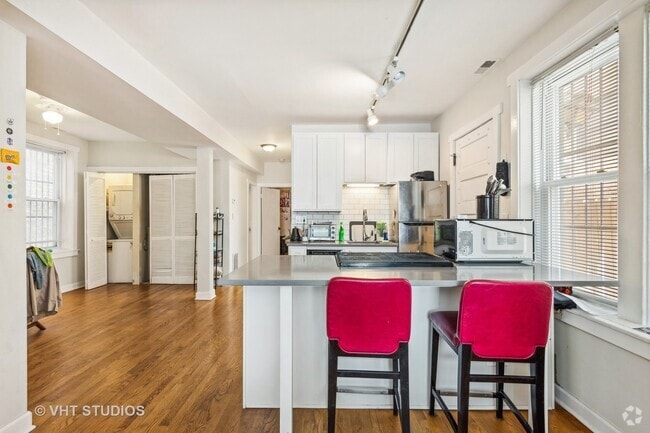 Building Photo - 1018 W Roscoe St Unit 1 Rental