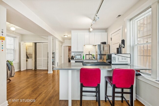 Photo - 1018 W Roscoe St Apartments Unit 1