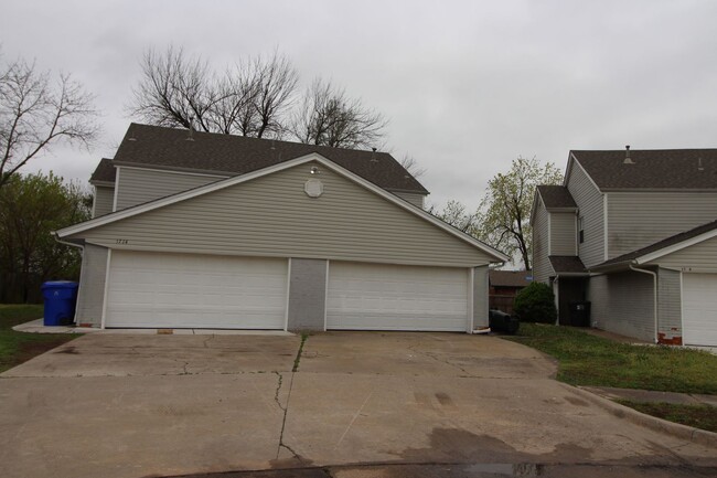 Building Photo - 1712-14 Jennifer Circle Unit 1712
