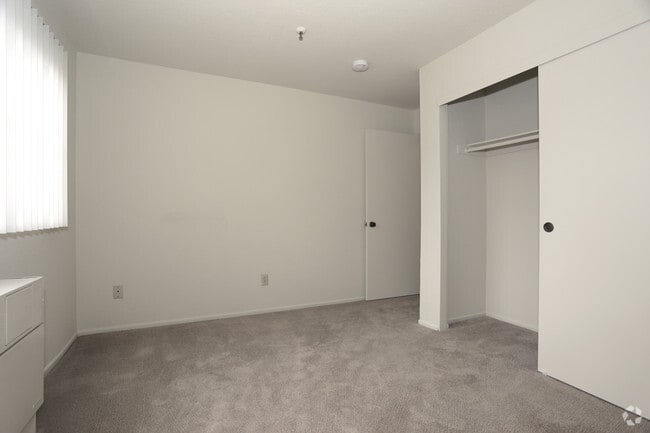 2BR, 1BA - Somerset Village