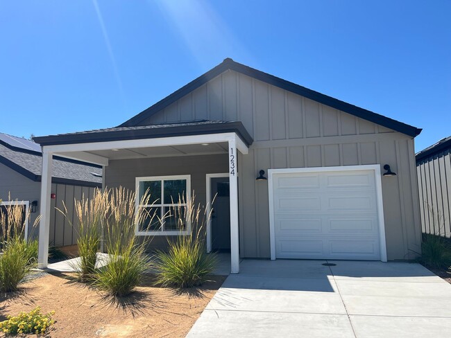 Building Photo - Newly built homes with City of Redding solar!