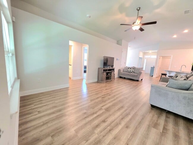 Photo - Spacious 4BR Home Near Navy Federal & UWF ...