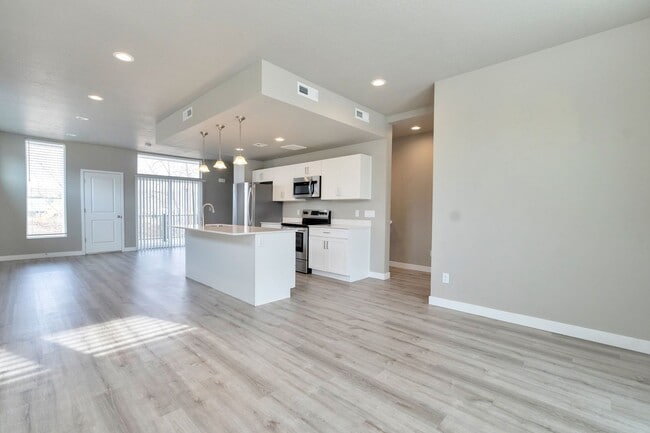 Photo - Spacious 4 Bed, 3 Bath Pet-Friendly Home w...