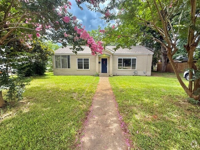 Building Photo - 811 Kickapoo St Rental