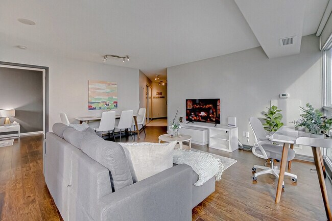 Photo - 18 Yonge St Unit ID1345835P