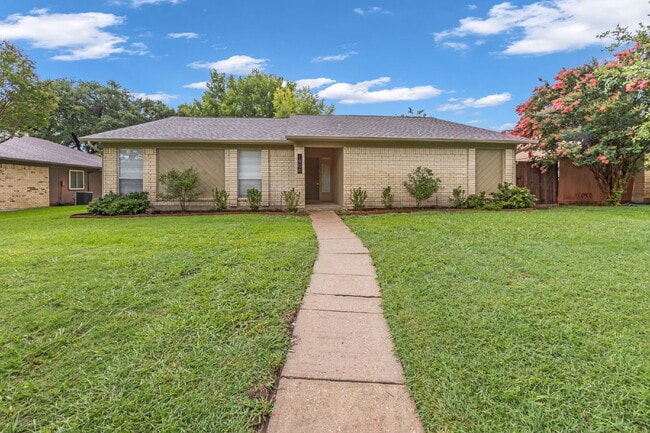 Building Photo - Spacious 4 Bedroom Home in Richardson with Fresh Updates and  Fenced Yard