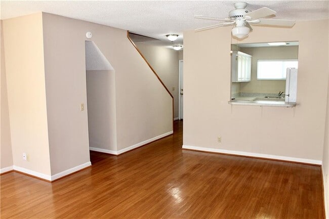 Building Photo - 1000 Mallery St Unit 68